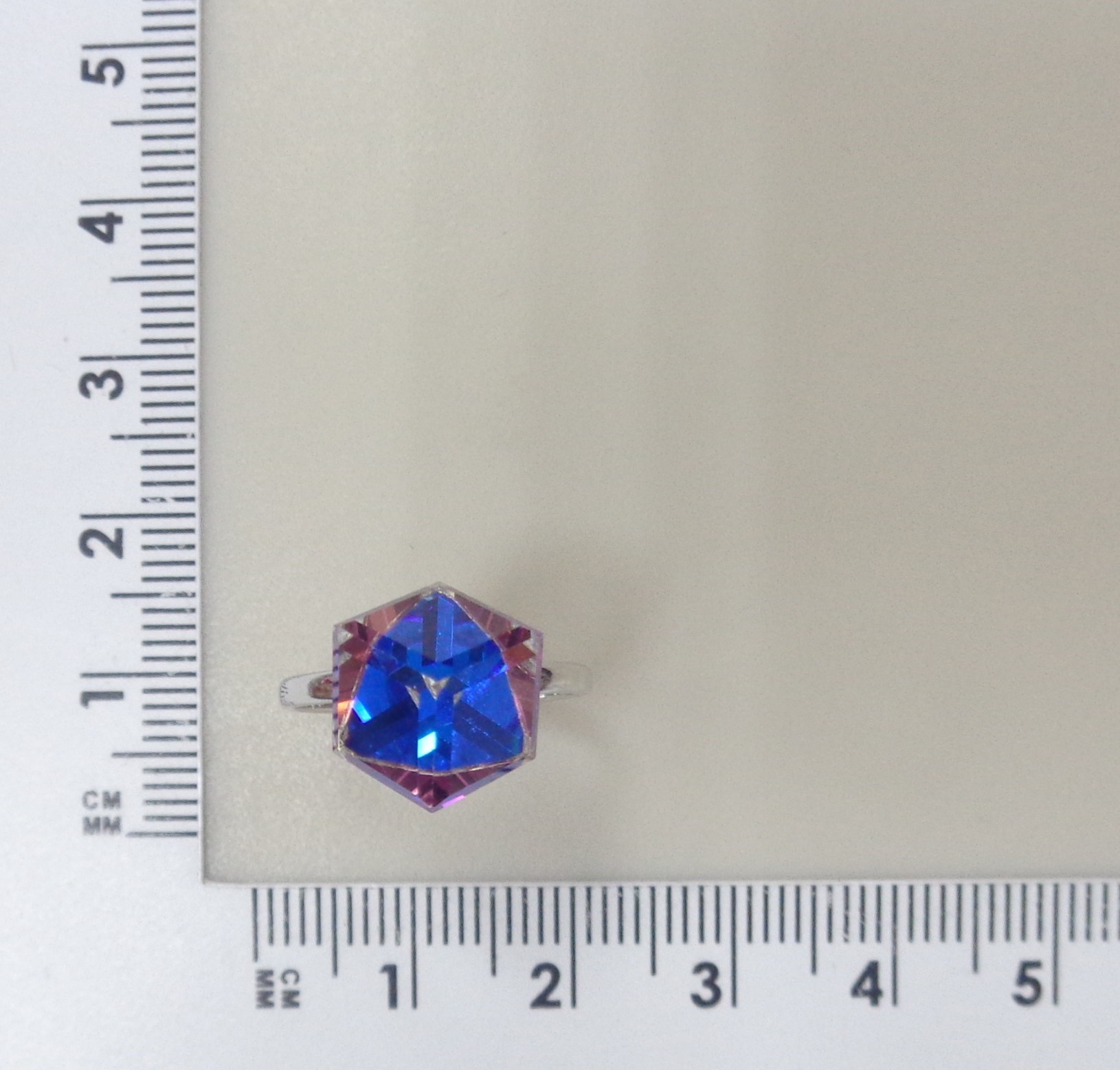 Серебряное кольцо с кристаллом